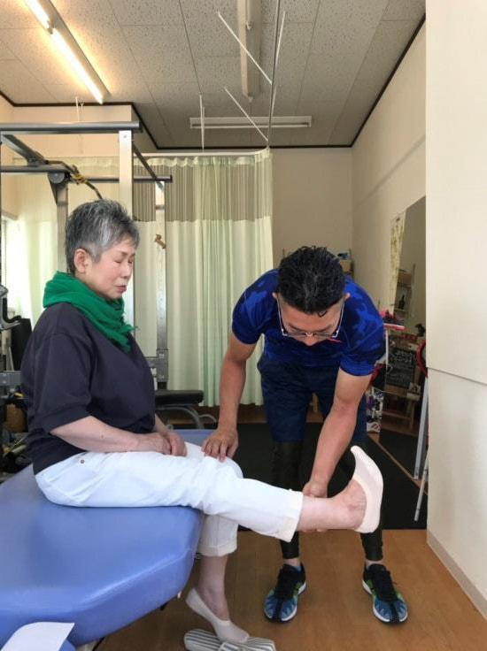 シニアに対する手の負荷でのトレーニング|奈良西大寺のパーソナルダイエットジム